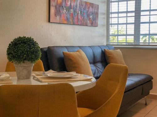Cozy apt of 2BR terrace & Parking. Pet friendly - image 2