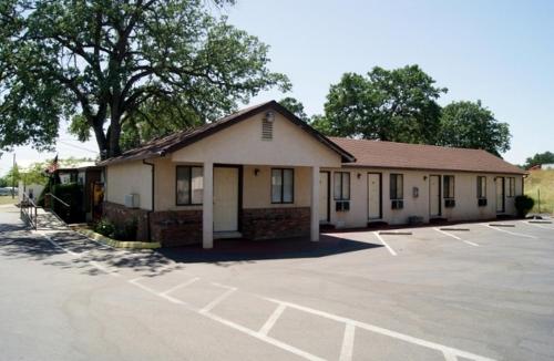 Travelers Motel - image 7