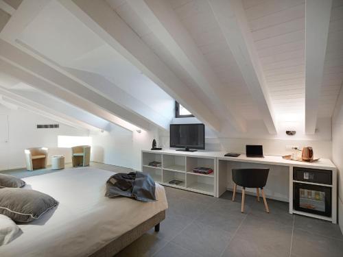Boutique Hotel Touring - image 8