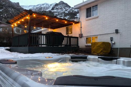 Mountainside Lovers Oasis with Deck Walk to Trails! - image 6