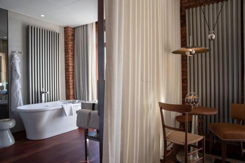 room detail thumbnail 2