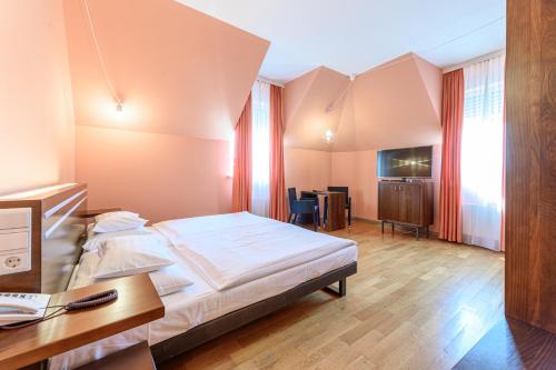 Double Room image 7