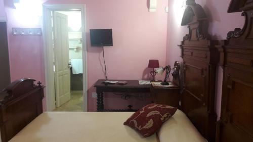 1 king bed, 1 twin bed