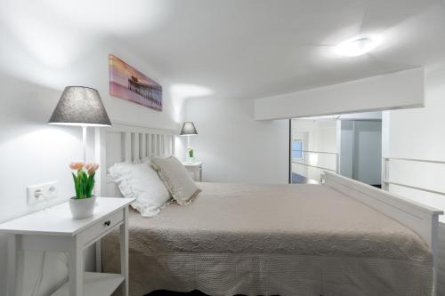 Sleek Minimalist Studio at Inner City, Budapešť (fotografie 9)