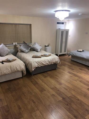 BIG ROOM rusholme WITH TV AND PRIVATE BATHROOM-parking&wifi