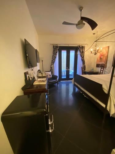 Superior King Room image 7