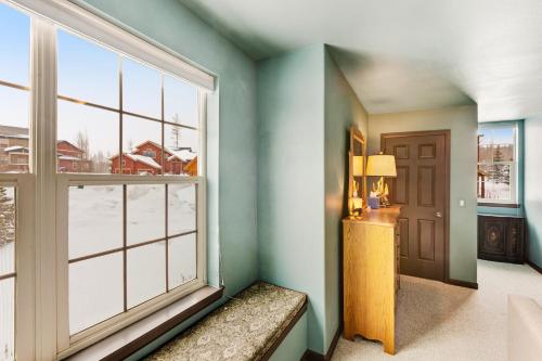 Black Bear Manor - main image