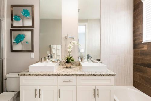 4 BR 4 BA Villa Hidden Gem 5 Min to Disney 1804ft² - image 11