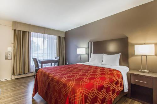 Econo Lodge Inn & Suites