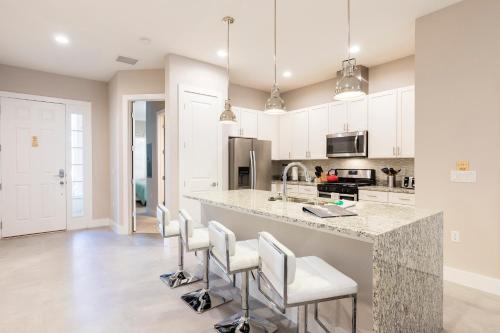 4 BR 4 BA Luxury Villa 5min to Disneyworld 1804ft² free Gym - image 8
