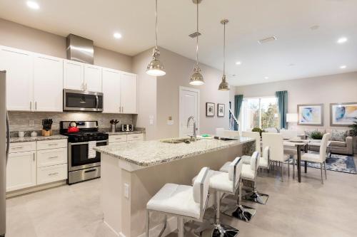 4 BR 4 BA Luxury Villa 5min to Disneyworld 1804ft² free Gym - image 2