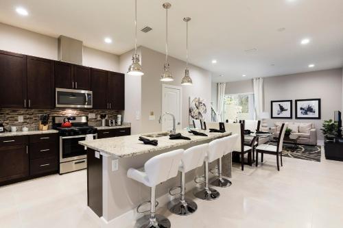 4 BR 4 BA Luxury Villa Family Getaway 1804ft² BBQ Grill - image 2