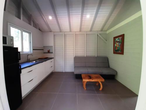 virtuve, Caraïbes Cottages Corail piscine privée sur les hauteurs de la plage de Grande Anse (Caraibes Cottages Corail piscine privee sur les hauteurs de la plage de Grande Anse) in Dešajesa
