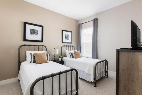 3 BR 3 BA Villa 5min to Disneyworld Hot Tub BBQ - image 10