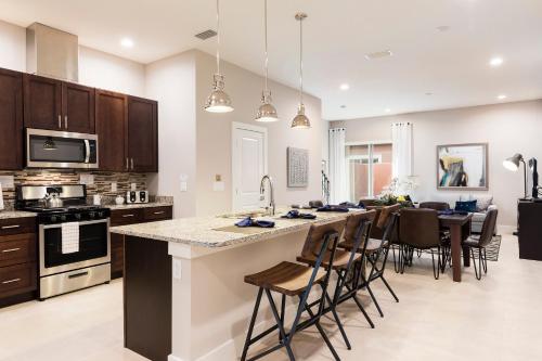 3 BR 3 BA Villa 5min to Disneyworld Hot Tub BBQ - image 2