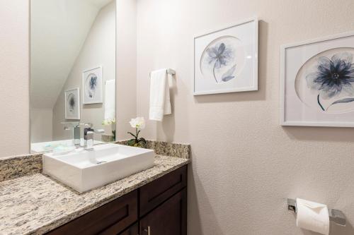 3 BR 3 BA Villa 5min to Disneyworld Hot Tub BBQ - image 13