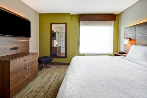 Holiday Inn Express Newport North - Middletown, an IHG Hotel