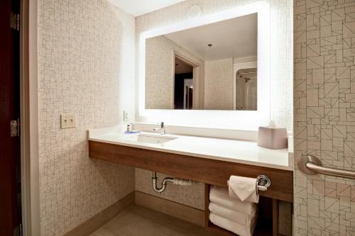 Holiday Inn Express Newport North - Middletown an IHG Hotel - image 7