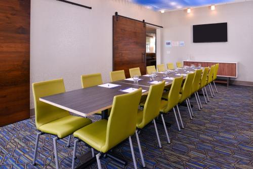 Holiday Inn Express & Suites - Mall of America - MSP Airport an IHG Hotel - image 2