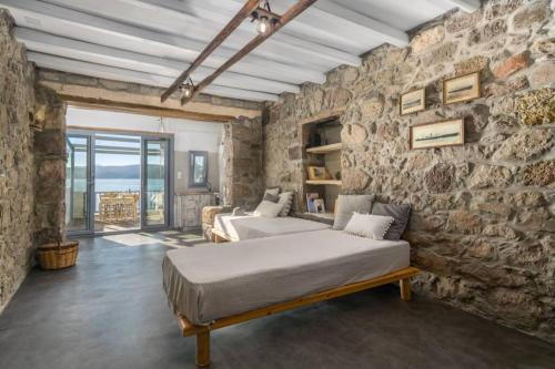 Capetan Nikolas-boat house in คลีมา