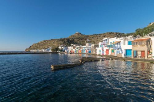 Capetan Nikolas-boat house in คลีมา