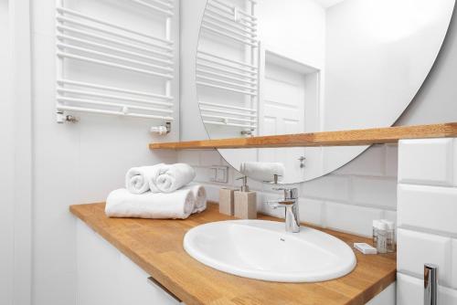 Apartment Warsaw Żoliborz by Renters - image 11