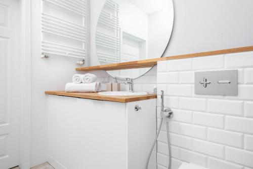 Apartment Warsaw Żoliborz by Renters - image 2