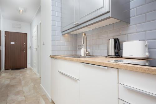 Apartment Warsaw Żoliborz by Renters - image 4