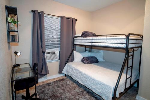 Cozy Downtown Guest House 2BR/1BA Sleeps 8 in San Antonio, USA
