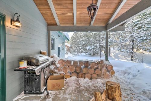 Scenic Forest Lodge Outside Glacier National Park! in West Glacier