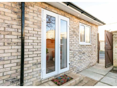 Pass the Keys Ultra Modern New-Built Studio with Free Parking
