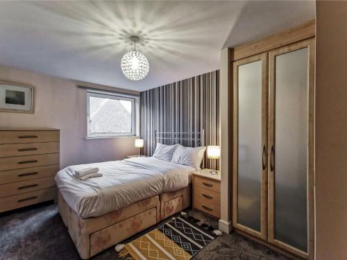 Smart North Manchester Apt For 4 With Free Parking, Prestwich, Greater Manchester