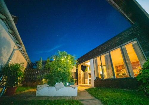 Casa Domestic, a modern guest house in the transylvanian countryside in Viștea De Sus