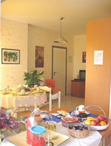 Costapicca Set in a prime location of Alcamo, Costapicca puts everything the city has to offer just outside your doorstep. Both business travelers and tourists can enjoy the hotels facilities and services. All 