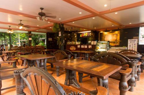 مطعم, نامتوك ساريكا ريسوتيل (Namtok Sarika Resotel) in Muang Nakhon Nayok