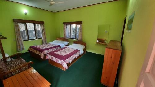 1 double bed, 1 twin bed