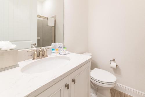 Grand Cottage with Hotel Amenities Near Disney at Margaritaville 8016LS - image 6