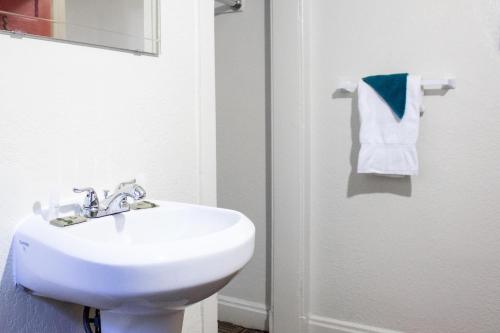 11th Avenue Hostel Room Type - Private Friends Room