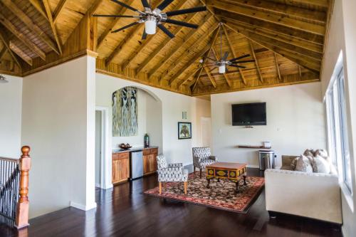 صالة مشتركة/ منطقة التلفزيون, Blue Paloma Bed & Breakfast in Lucea