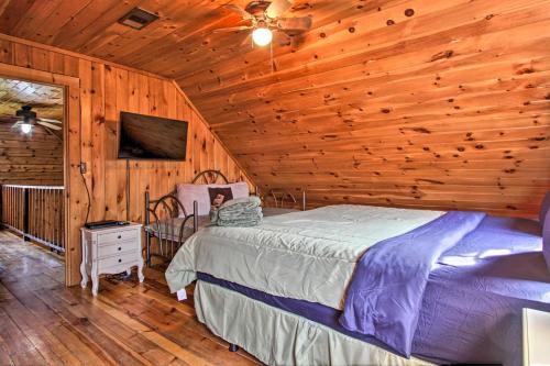 Rustic Cabin with Screened Deck 8 Mi to Dollywood