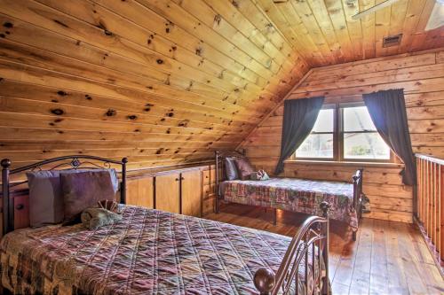 Rustic Cabin with Screened Deck 8 Mi to Dollywood