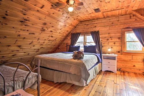 Rustic Cabin with Screened Deck 8 Mi to Dollywood in Sevierville, USA