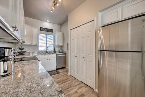 Mtn View Townhome with Amenities, 17 Mi to Snowbird!