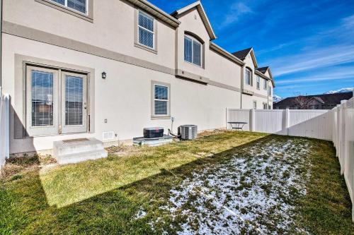 Townhome w/ Mtn Views ~17 Mi to Ski Resort!