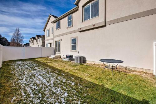 Mtn View Townhome with Amenities, 17 Mi to Snowbird!