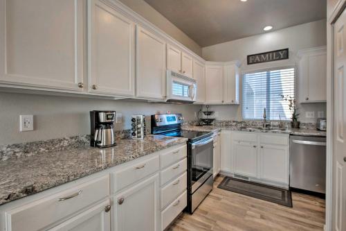 Mtn View Townhome with Amenities, 17 Mi to Snowbird!