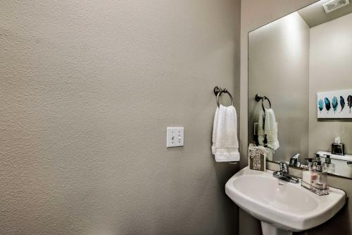 Mtn View Townhome with Amenities, 17 Mi to Snowbird!