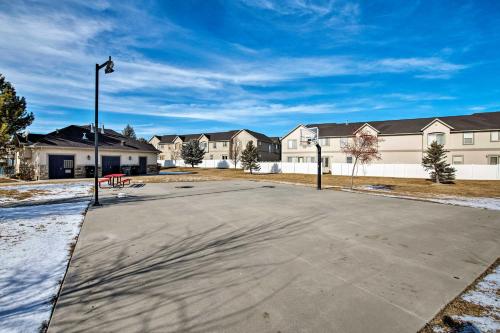 Mtn View Townhome with Amenities, 17 Mi to Snowbird!