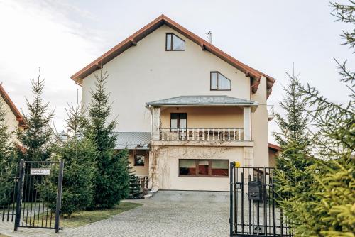 Viesnīcas āriene, Villa Kmeller in Bryukhovychi