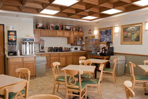 Food and beverages, Super 8 By Wyndham Ottawa Starved Rock in Ottawa (IL)